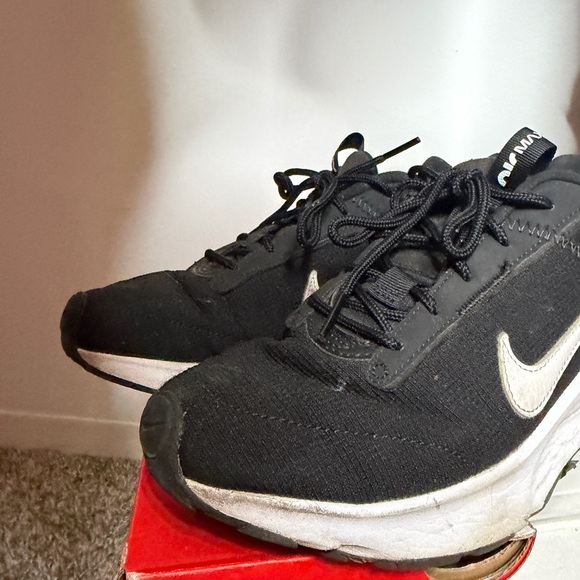 Nike Air Max INTRLK Black and White Sneakers Size 9 (used) - Picture 4 of 9